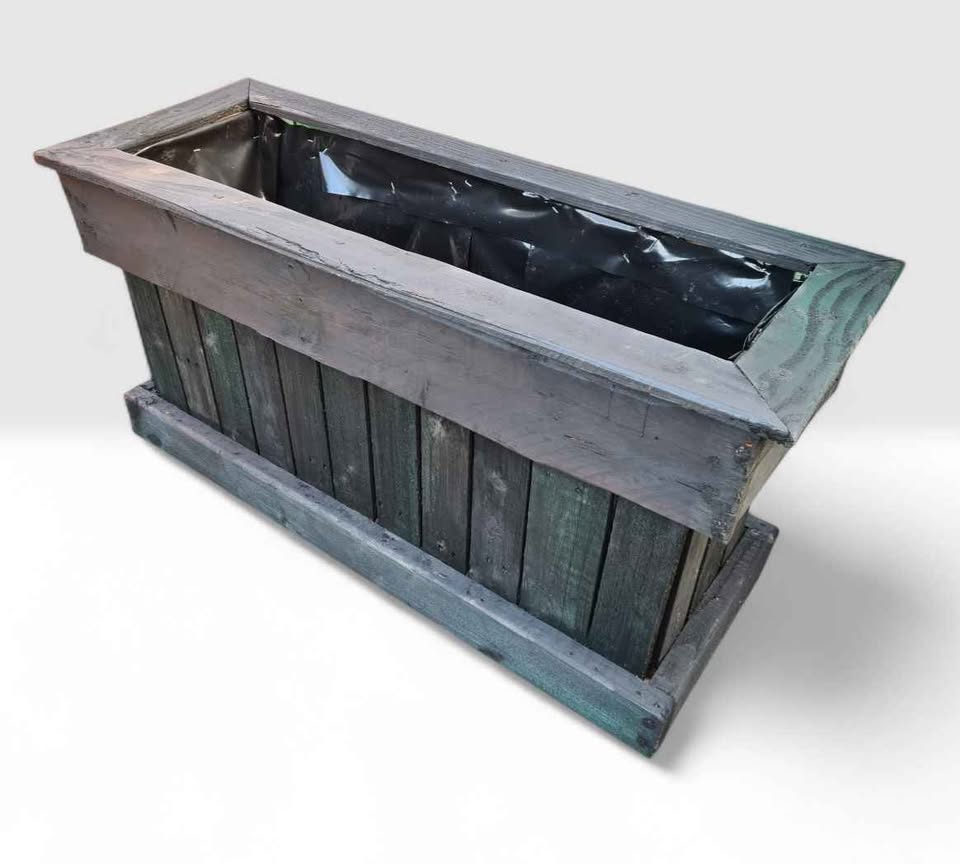 Large Charcoal Vertical Slat Planter – Handmade & Weather-Resistant (ready lined)